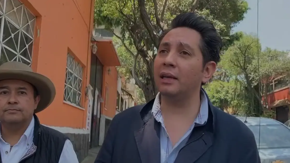 Panistas retan a Martí Batres a tomar agua contaminada-INT4