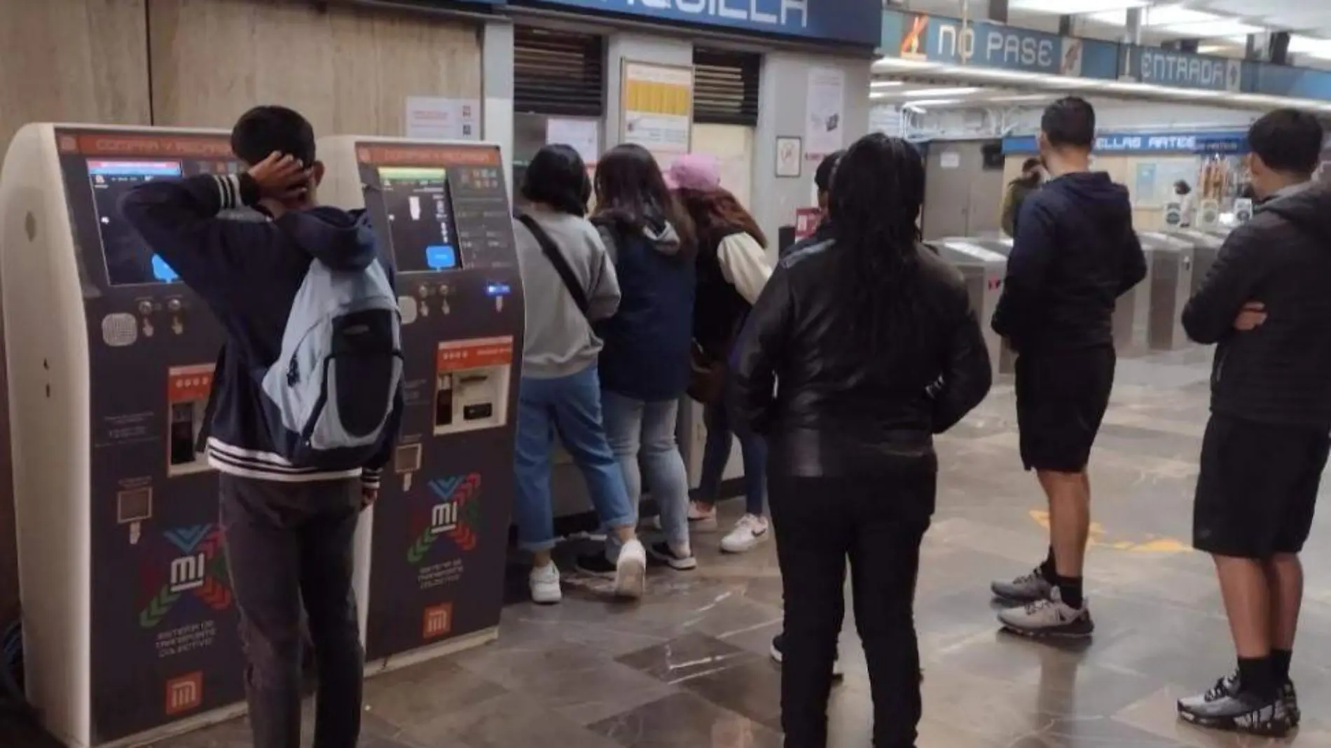 Le dicen adiós: usuarios del Metro compran en su último día de venta