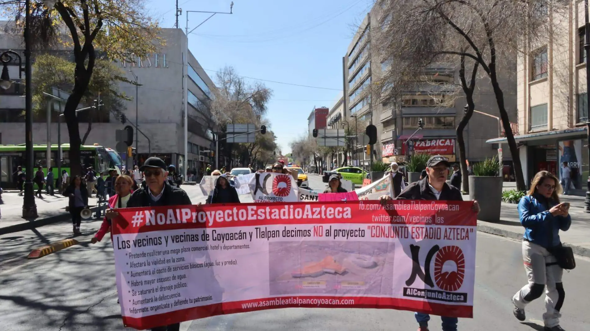 Manifestantes protestan afueras de Palacio Nacional; exigen servicio de agua-int4