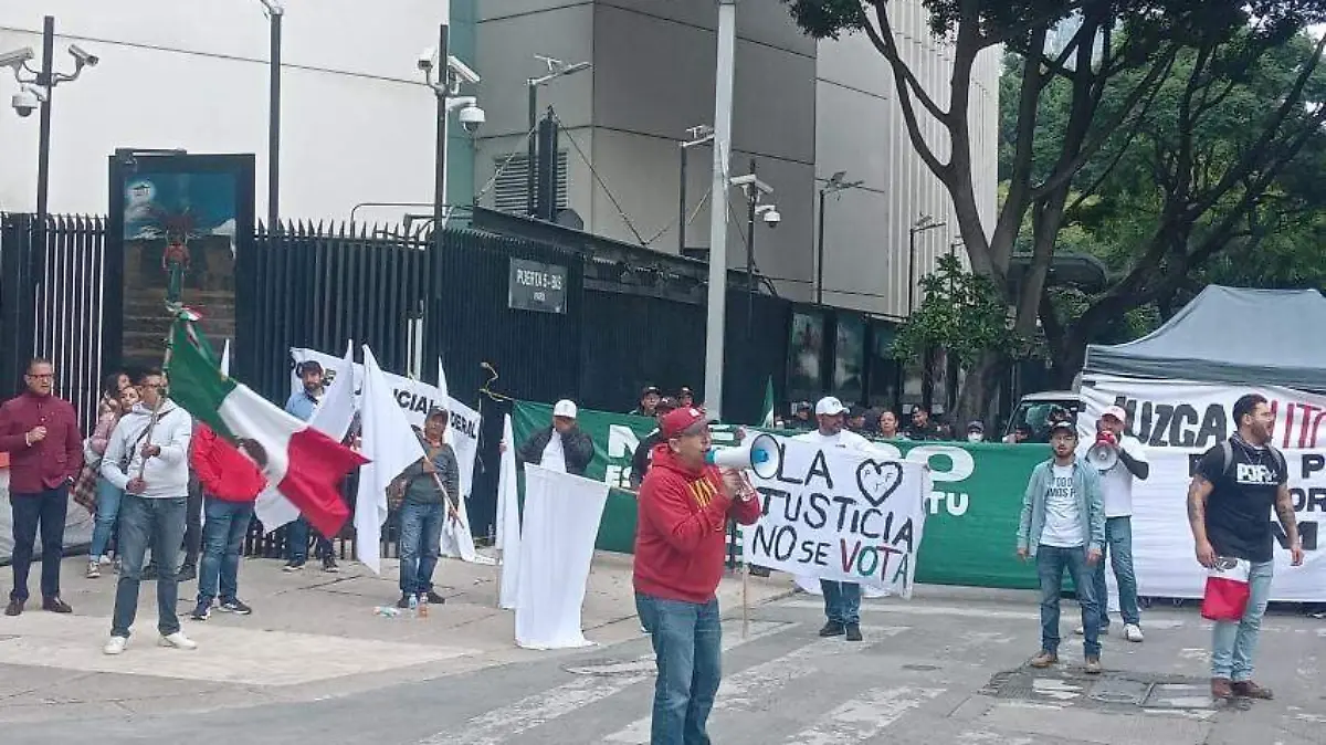 Protesta de trabajadores del Senado