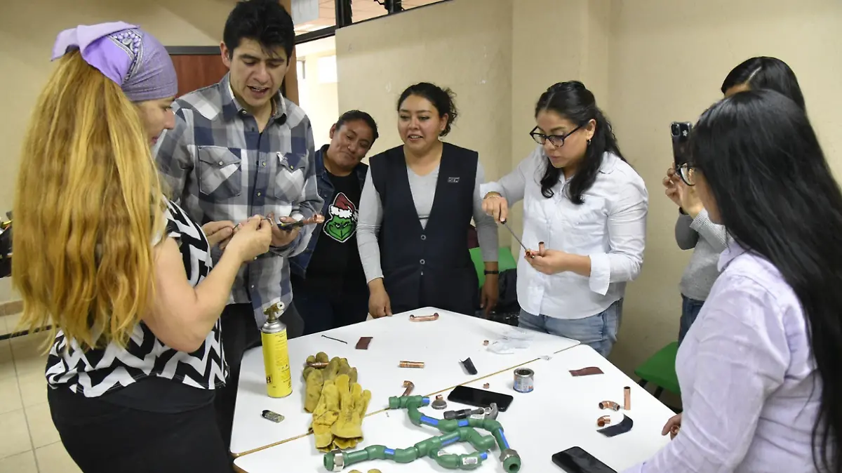 Mujeres con capaci6tación en plomería 