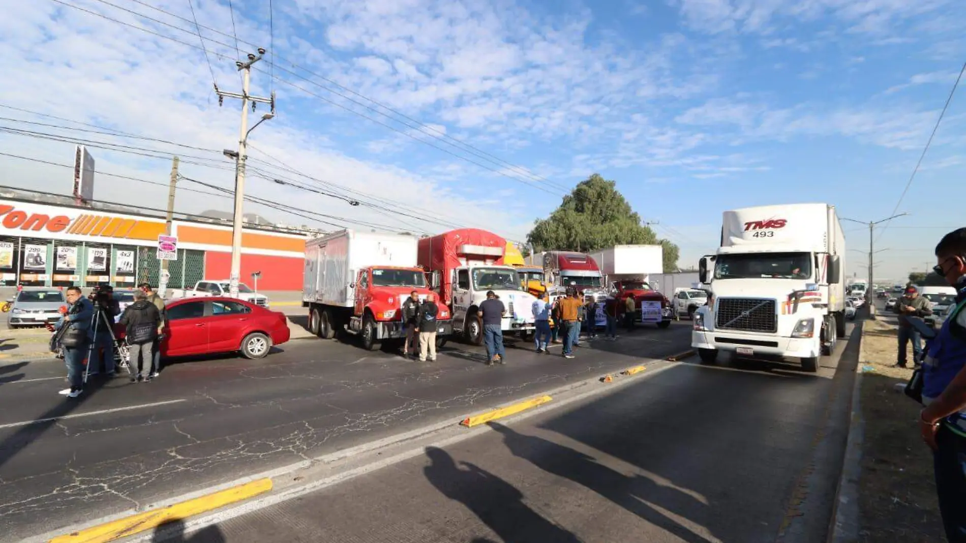 Transportistas de la AMOTAC bloquean distintos puntos de acceso a la Ciudad de México-INT2