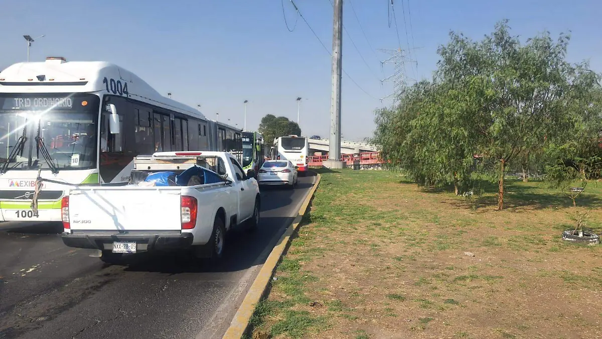 ¡Movilidad rebasada! Motos, pipas y hasta patrullas invaden el carril del Mexibús -INT3