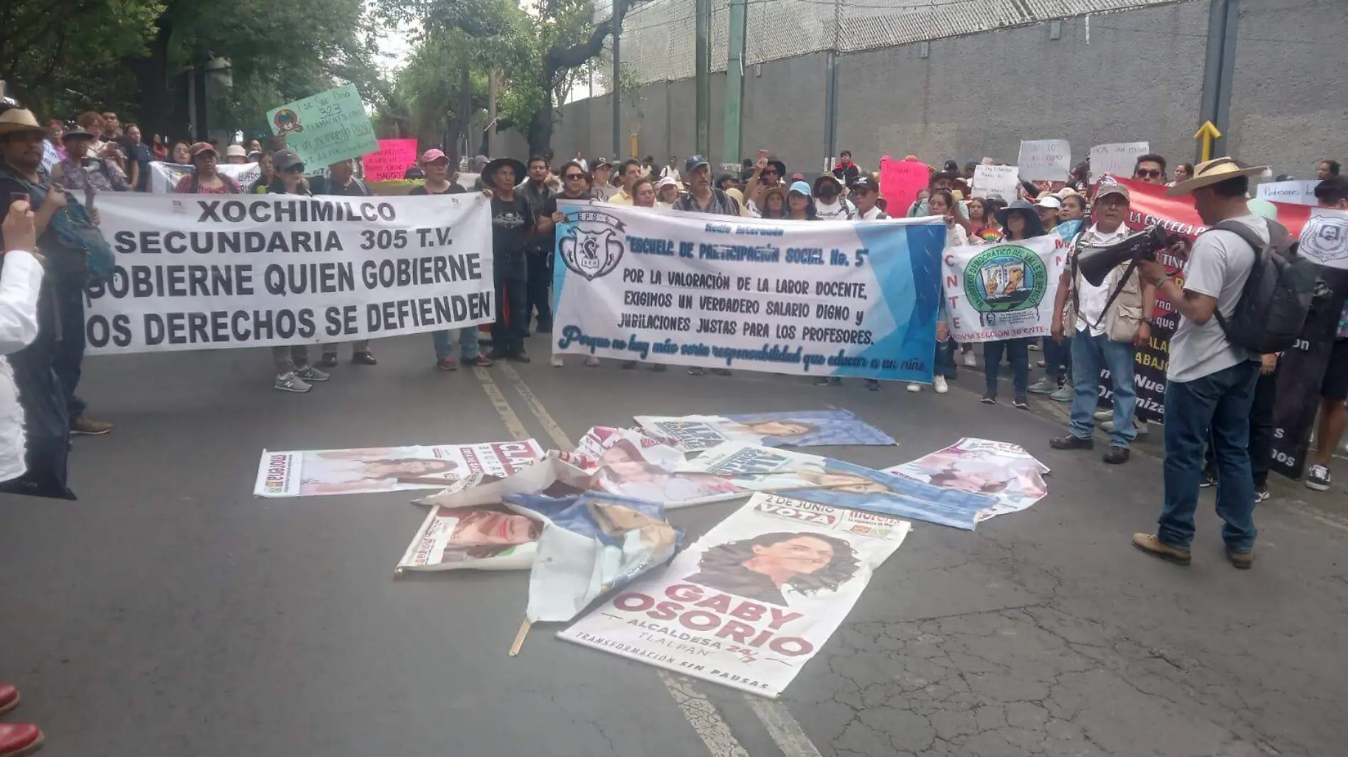 CNTE protesta en sedes de partidos políticos en la CDMX; se deslindan de Morena y exigen aumento salarial-int5