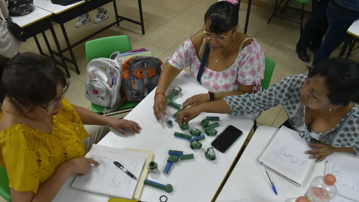 Mujeres con capacitación en plomería 