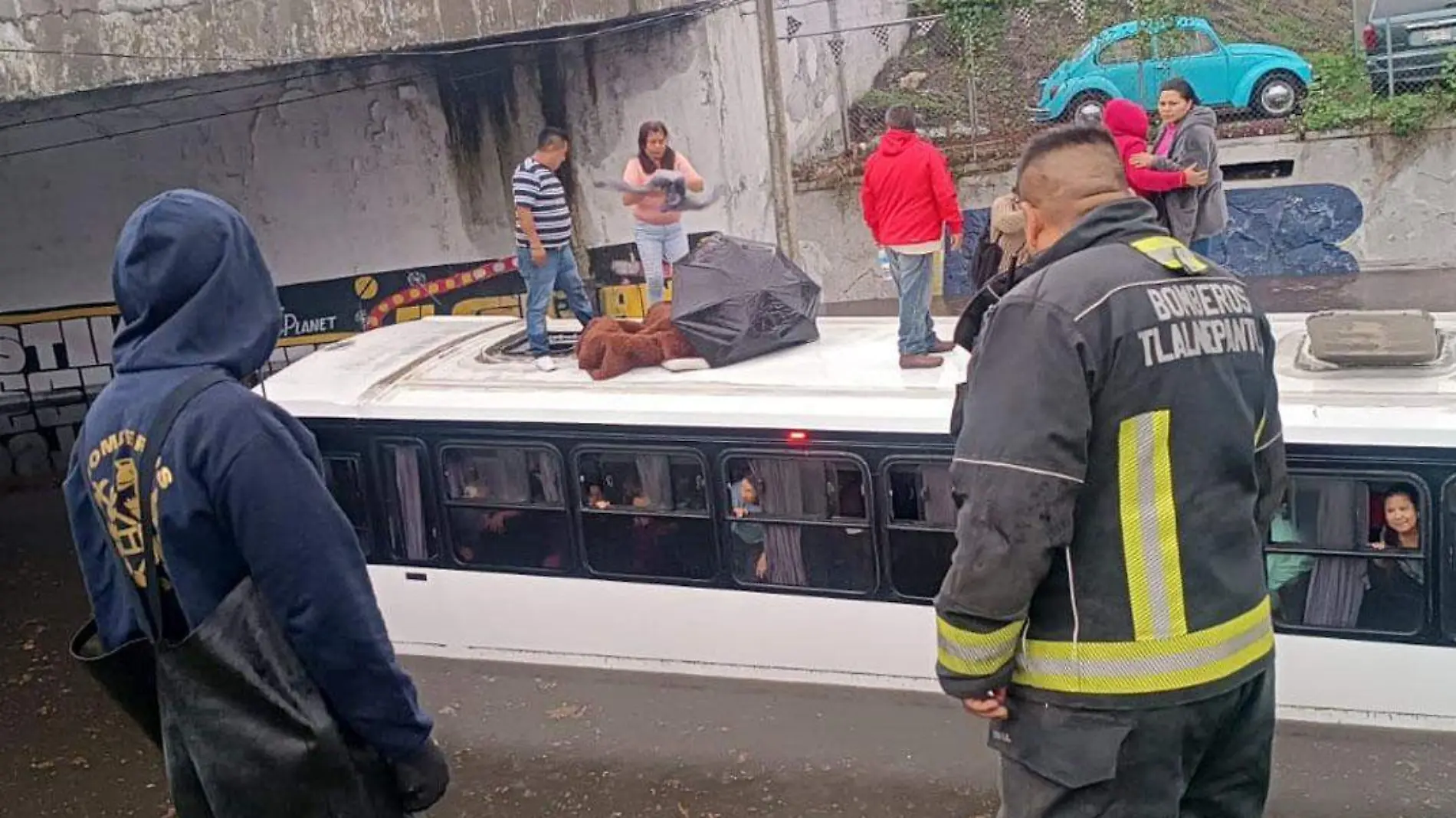 Rescatan a pasajeros de autobús varado en una inundación en Tlalne [Video]