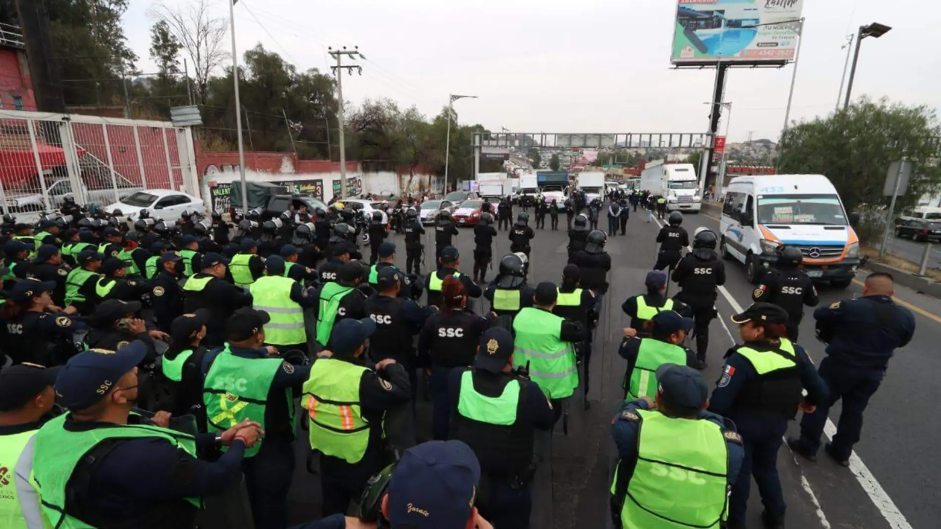 Bloqueo de transportistas: antimotines impide avance de manifestantes-int11