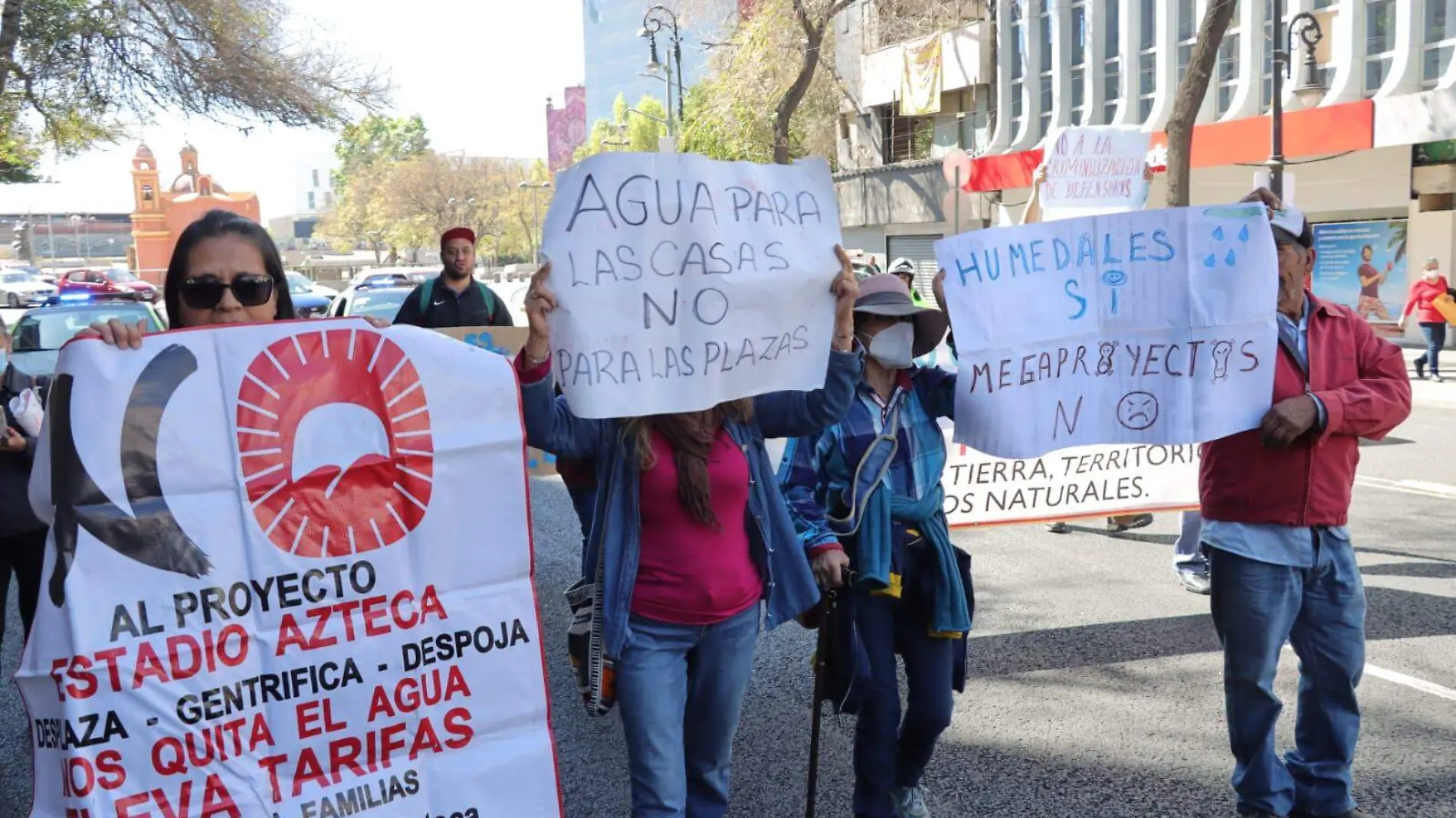 Manifestantes protestan afueras de Palacio Nacional; exigen servicio de agua-int5