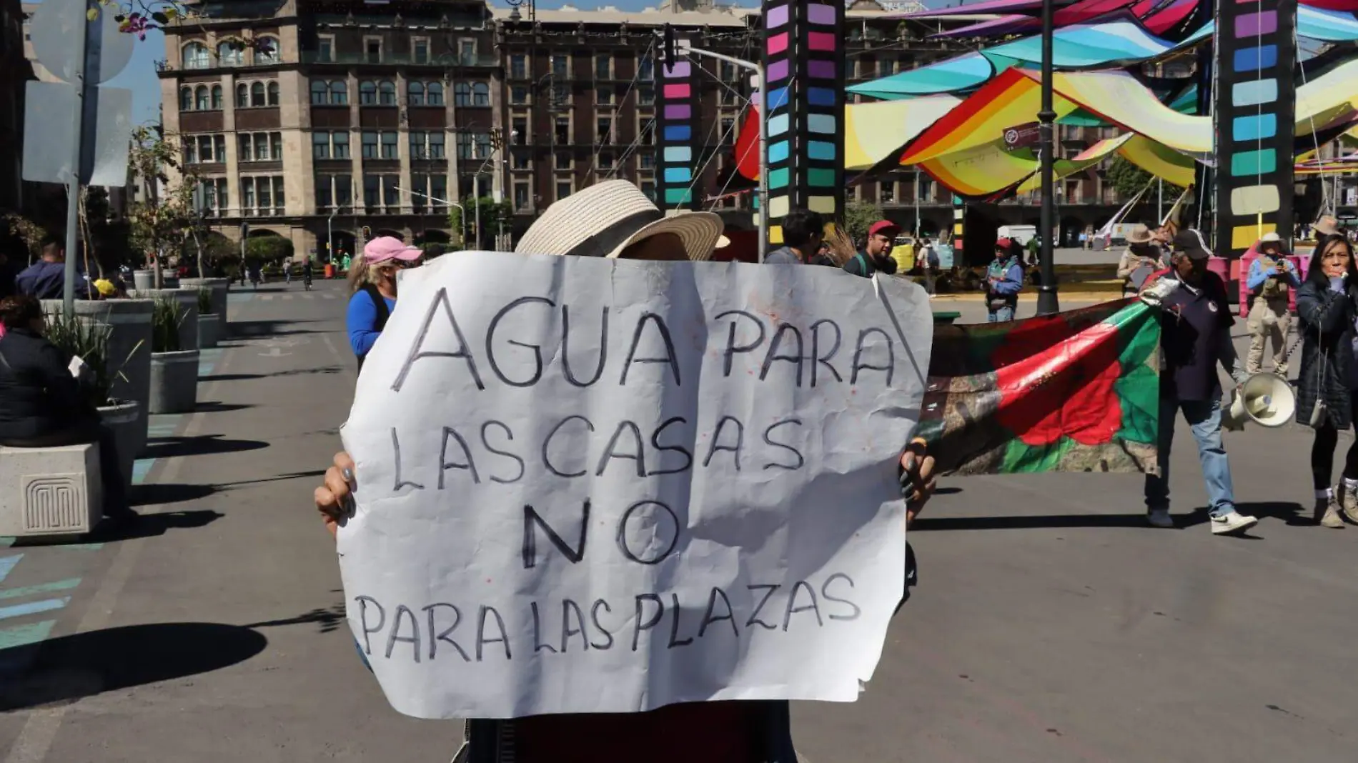 Manifestantes protestan afueras de Palacio Nacional; exigen servicio de agua-int3