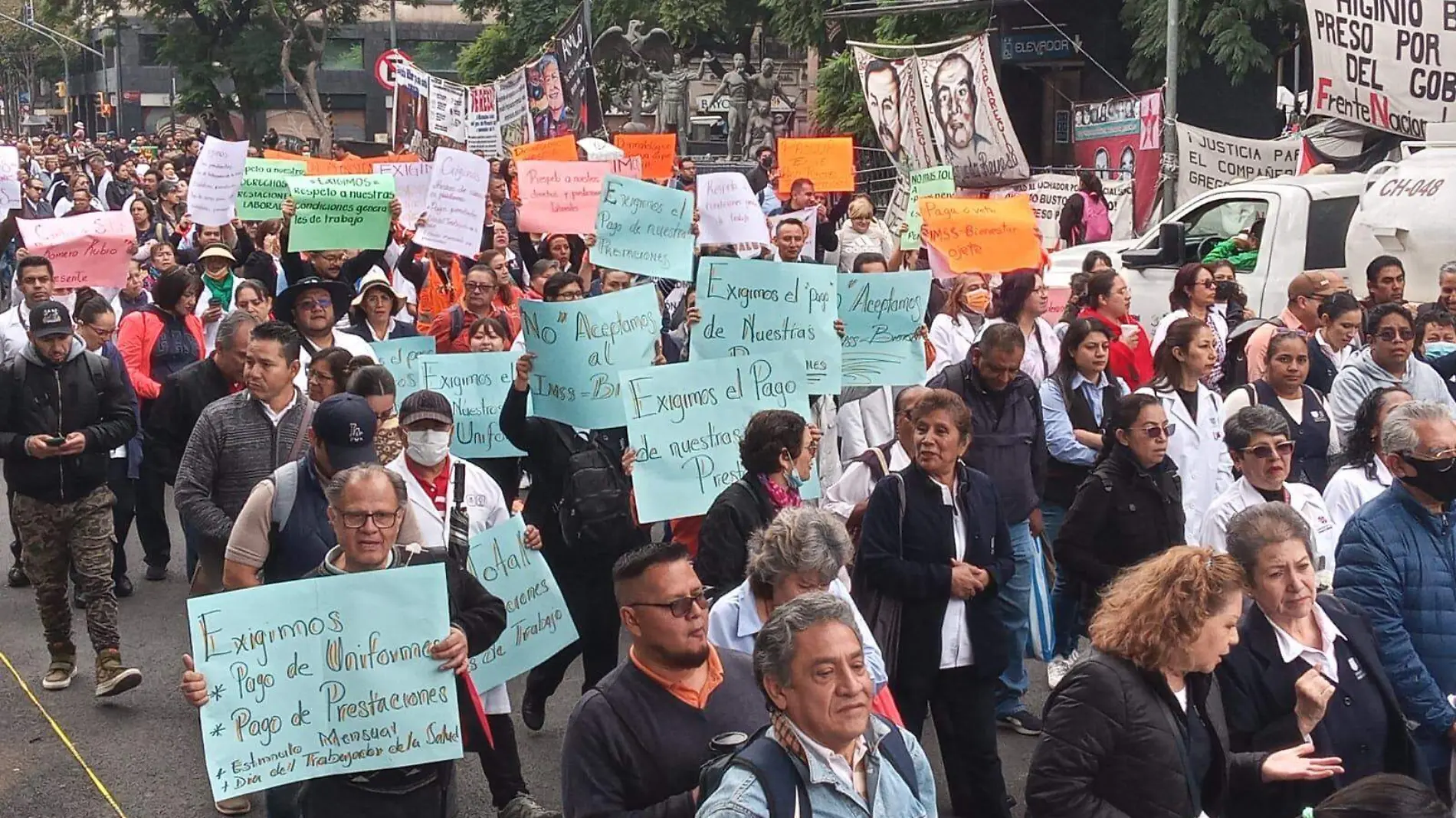 Trabajadores del sector Salud marchan sobre Pino Suárez hacia el Zócalo; hay afectaciones viales-portada-INT5