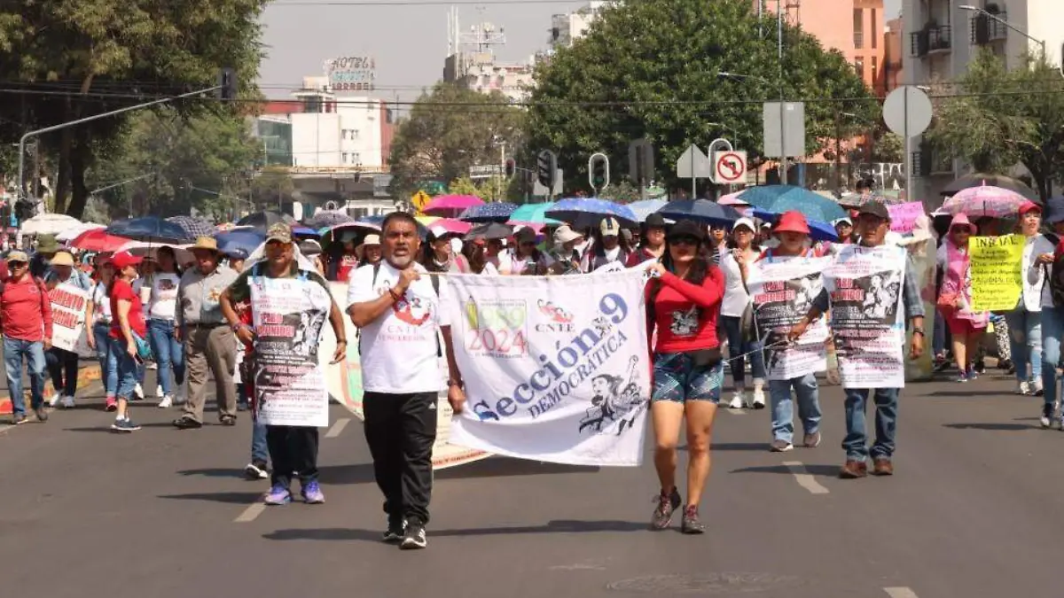Integrantes de la CNTE se manifiestan