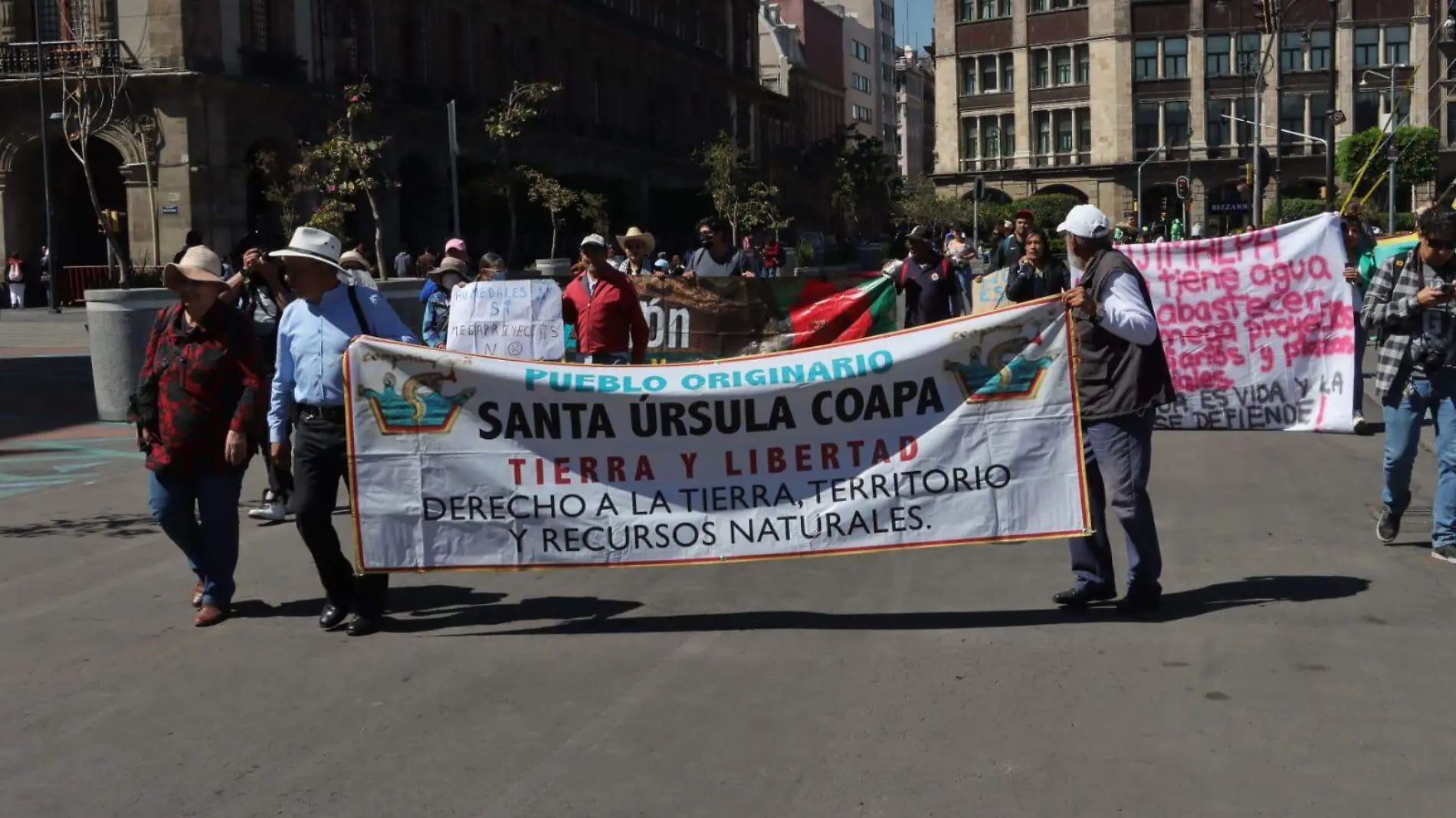 Manifestantes protestan afueras de Palacio Nacional; exigen servicio de agua-int6