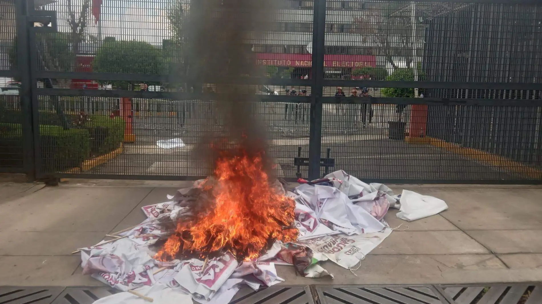 CNTE protesta en sedes de partidos políticos en la CDMX; se deslindan de Morena y exigen aumento salarial-int3