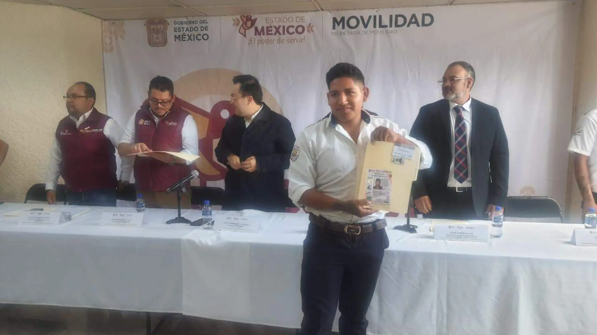 Jóvenes reciben licencias para conducir transporte público-int3