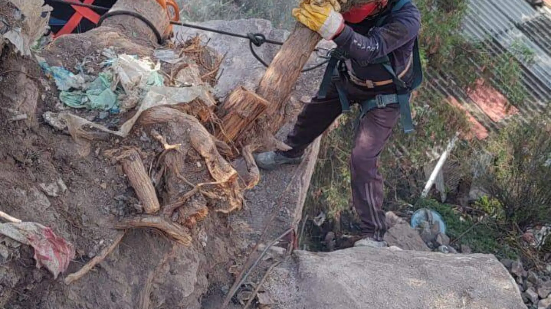 Dos rocas al borde del derrumbe en colonia Arboleda, Tlalnepantla; urge desalojar viviendas-INT3