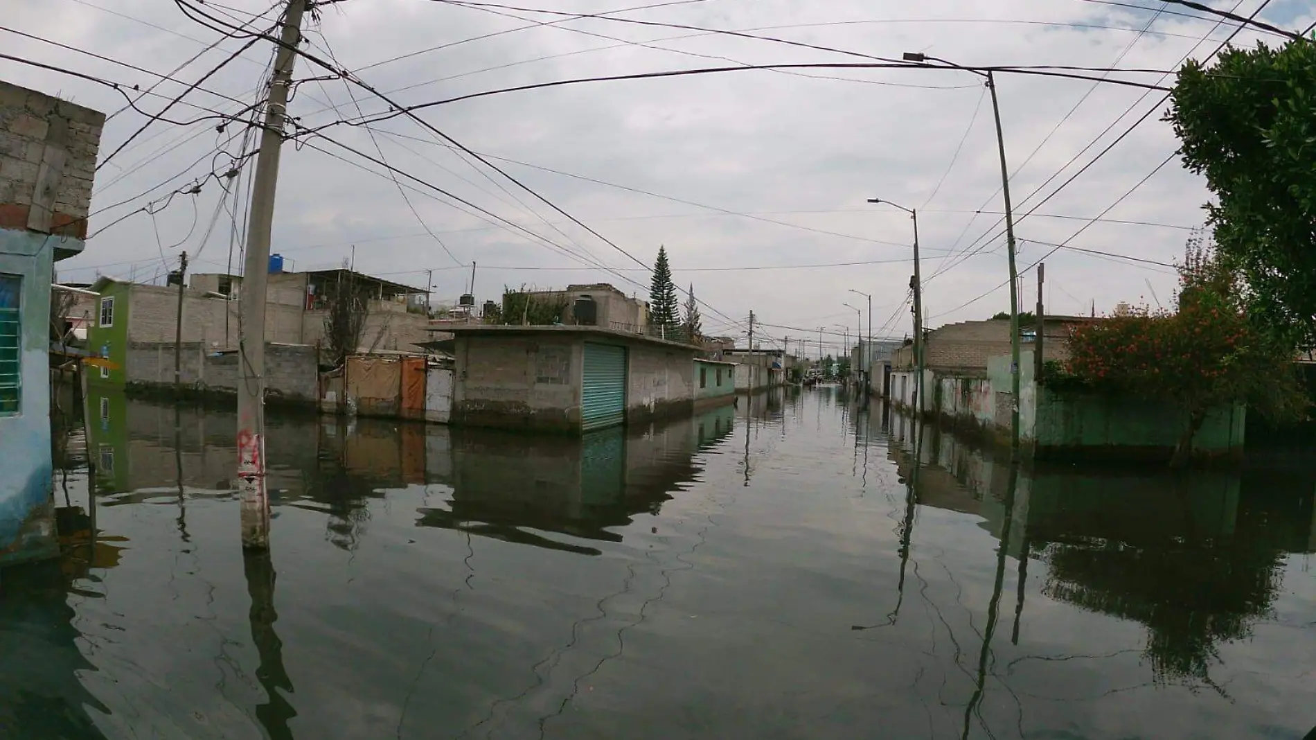 Habitantes siguen con el recuento de daños tras 22 días inundados en Chalco-int7