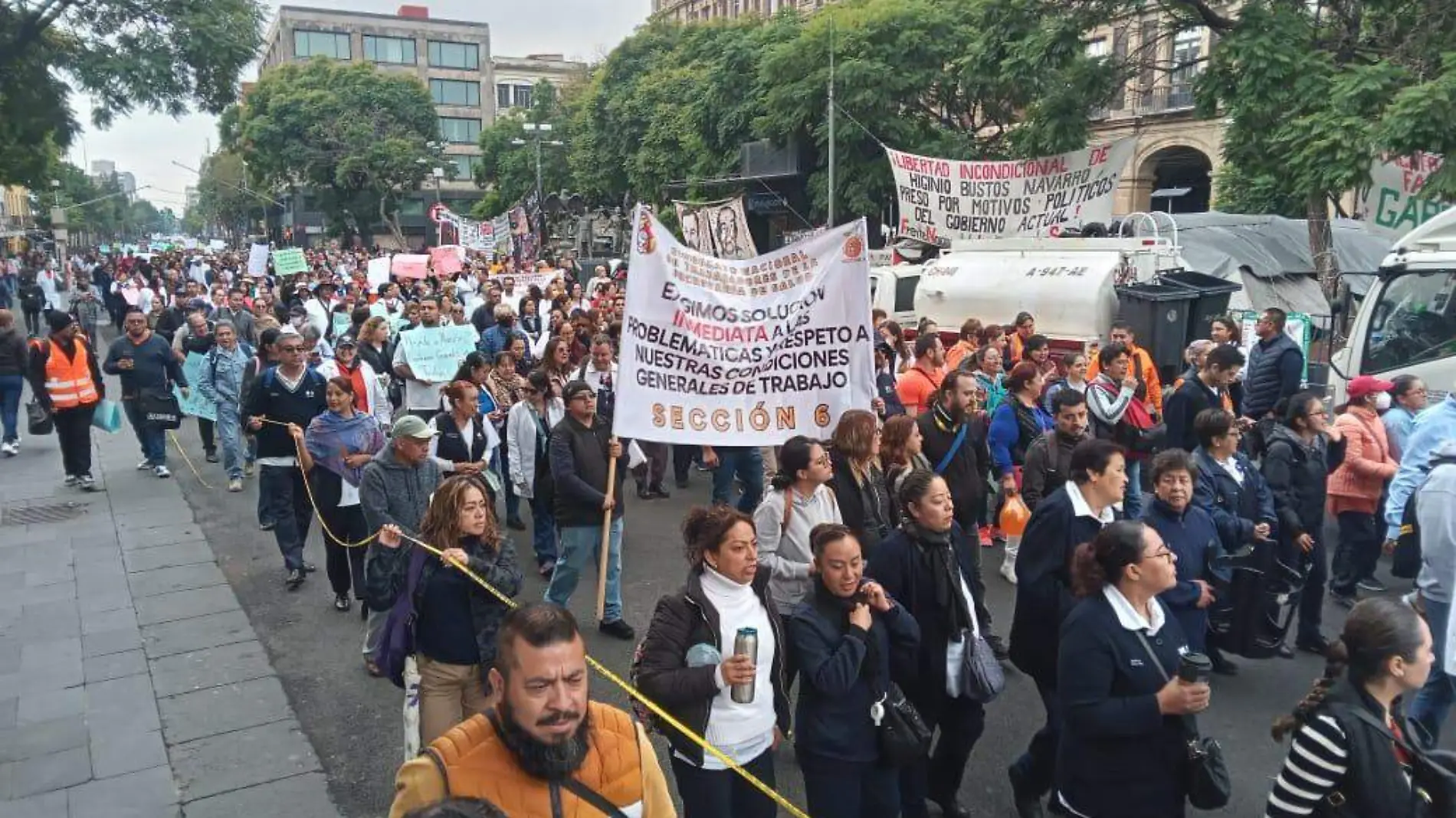 Trabajadores del sector Salud marchan sobre Pino Suárez hacia el Zócalo; hay afectaciones viales-portada-INT3