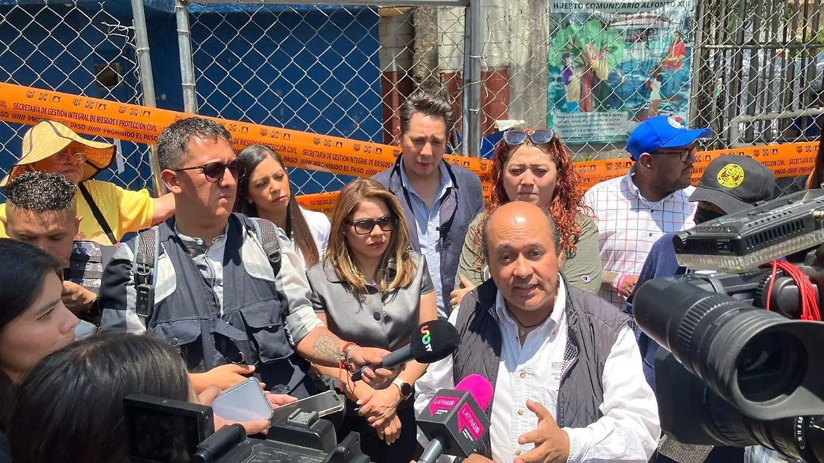 Panistas retan a Martí Batres a tomar agua contaminada-INT3