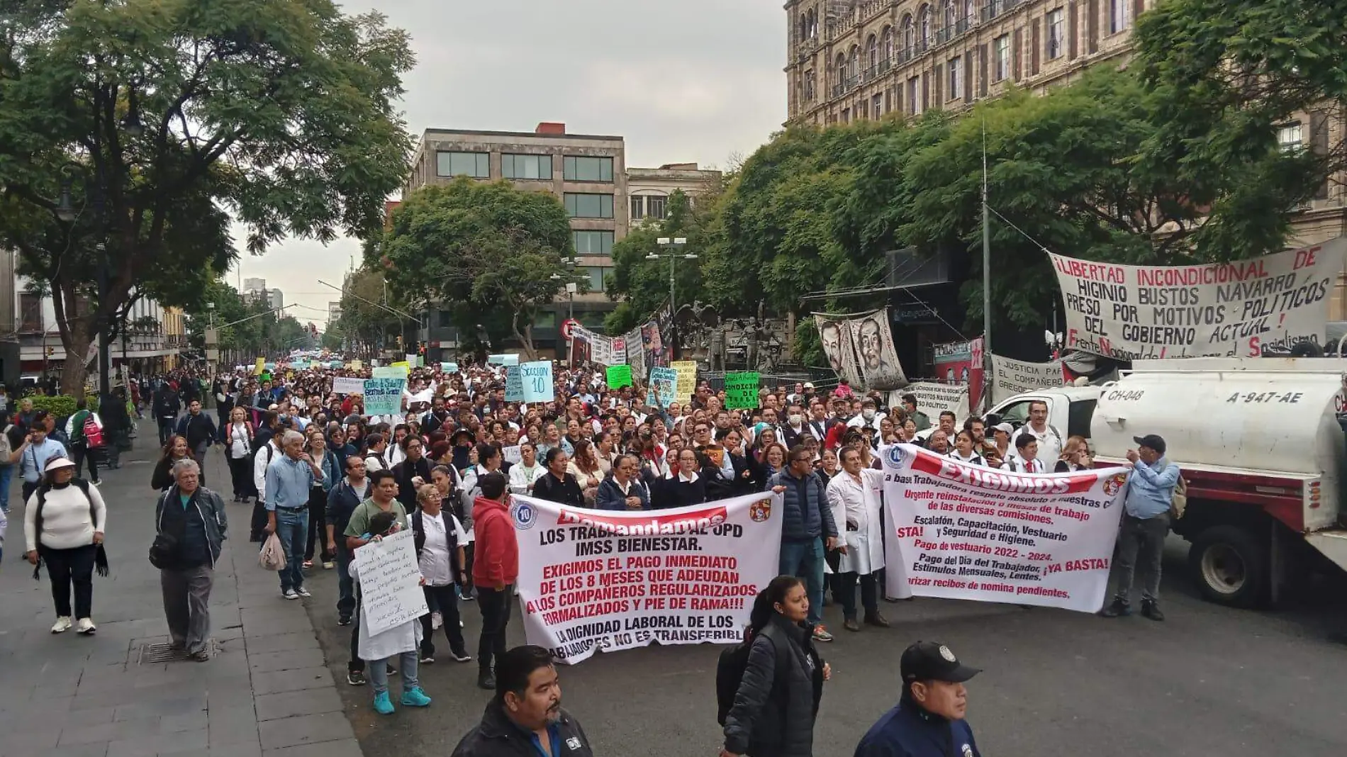 Trabajadores del sector Salud marchan sobre Pino Suárez hacia el Zócalo; hay afectaciones viales-portada-INT4