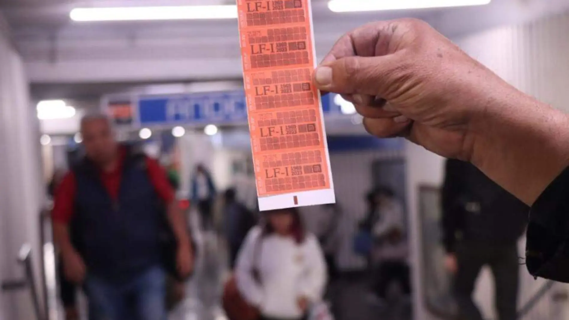 Le dicen adiós: usuarios del Metro compran en su último día de venta