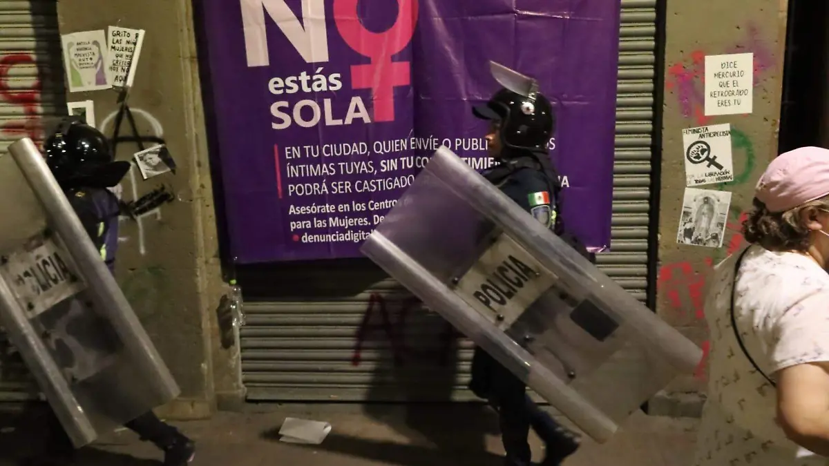 8M: Bloque Negro causa destrozos, pintas y quemas durante la marcha; se enfrentan a Ateneas-INT6