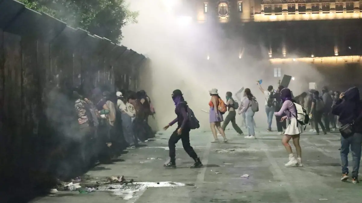 8M: Bloque Negro causa destrozos, pintas y quemas durante la marcha; se enfrentan a Ateneas-INT4
