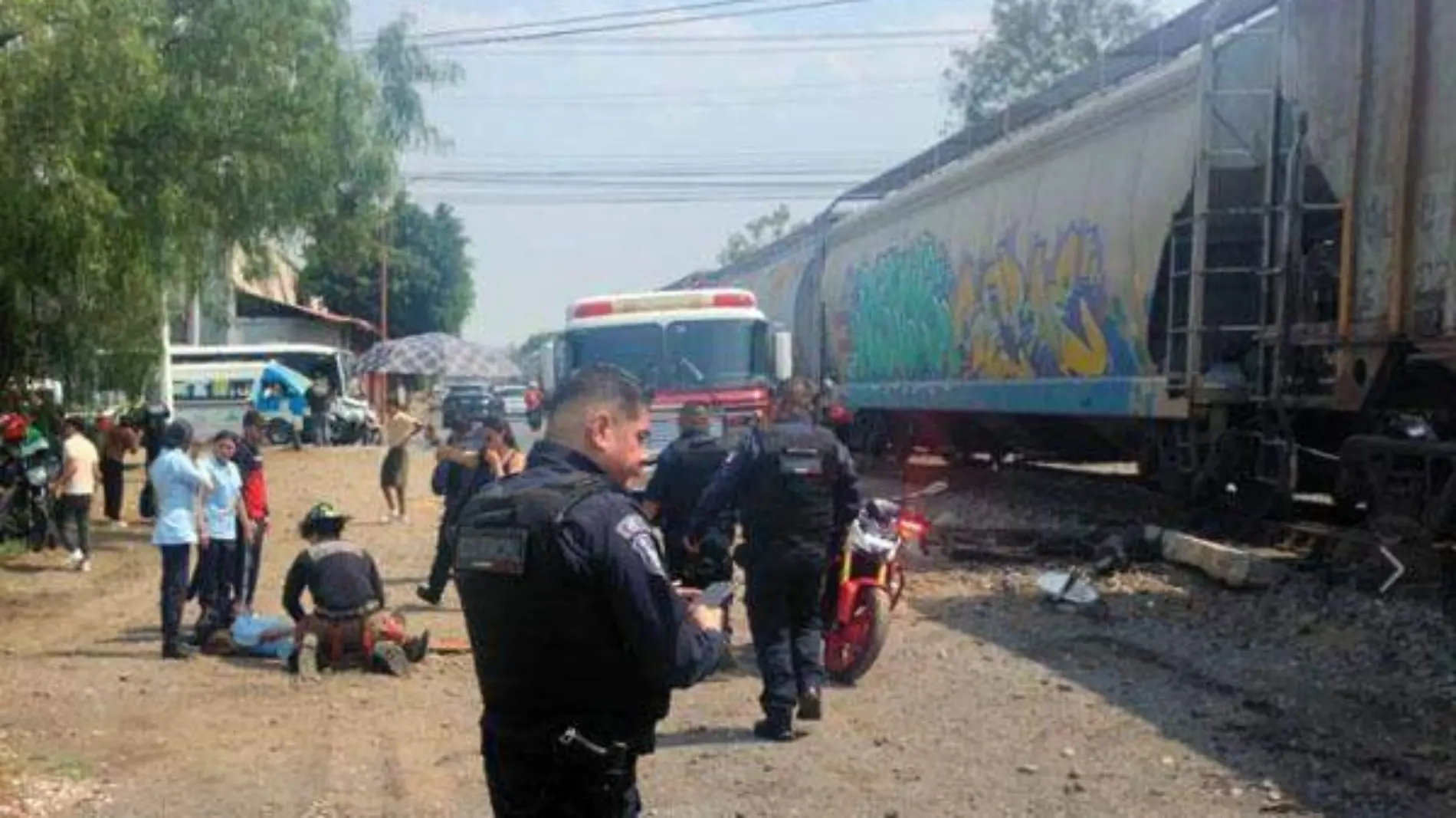 Embiste tren a unidad de transporte público dejando nueve lesionados, en Tlalne