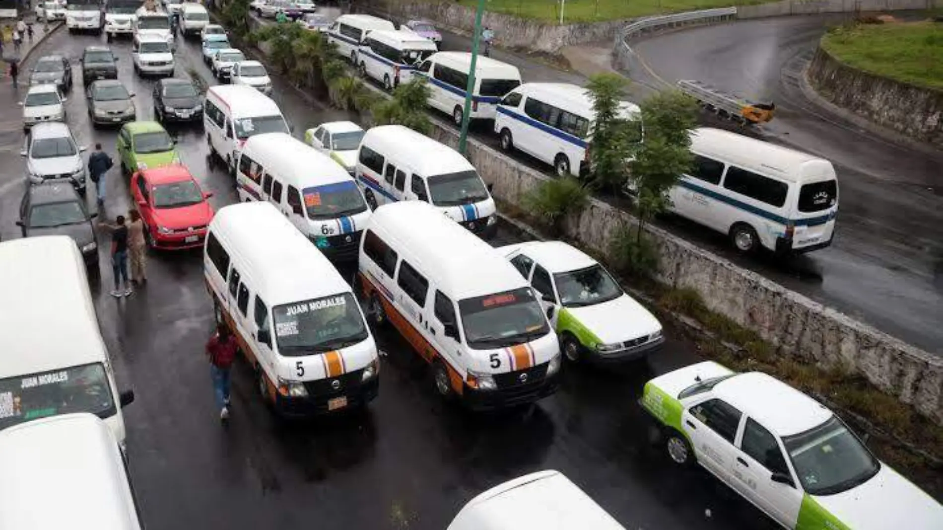 Tráiler se lleva combi y camioneta en Tlalnepantla; hay tres heridos-int2