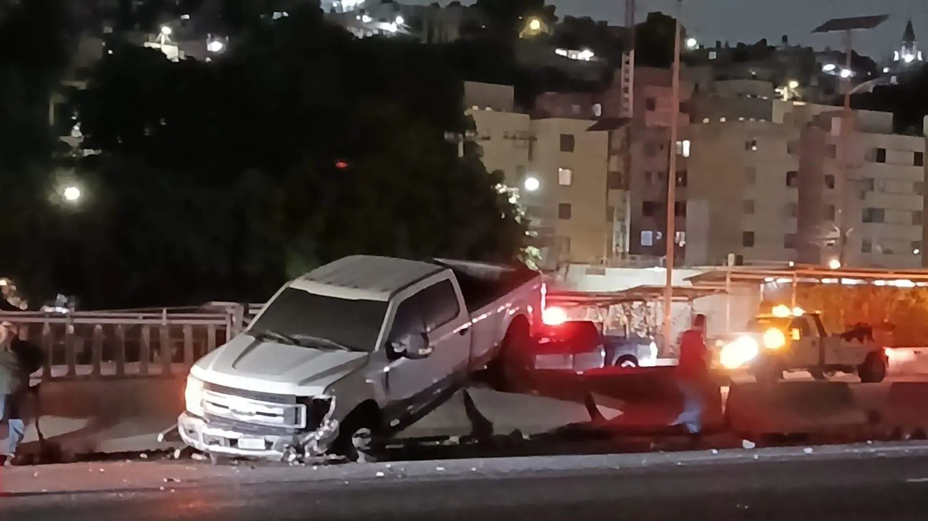 ¡Choque aparatoso! Camioneta se estrella en muro de contención, en la México-Pachuca-INT2