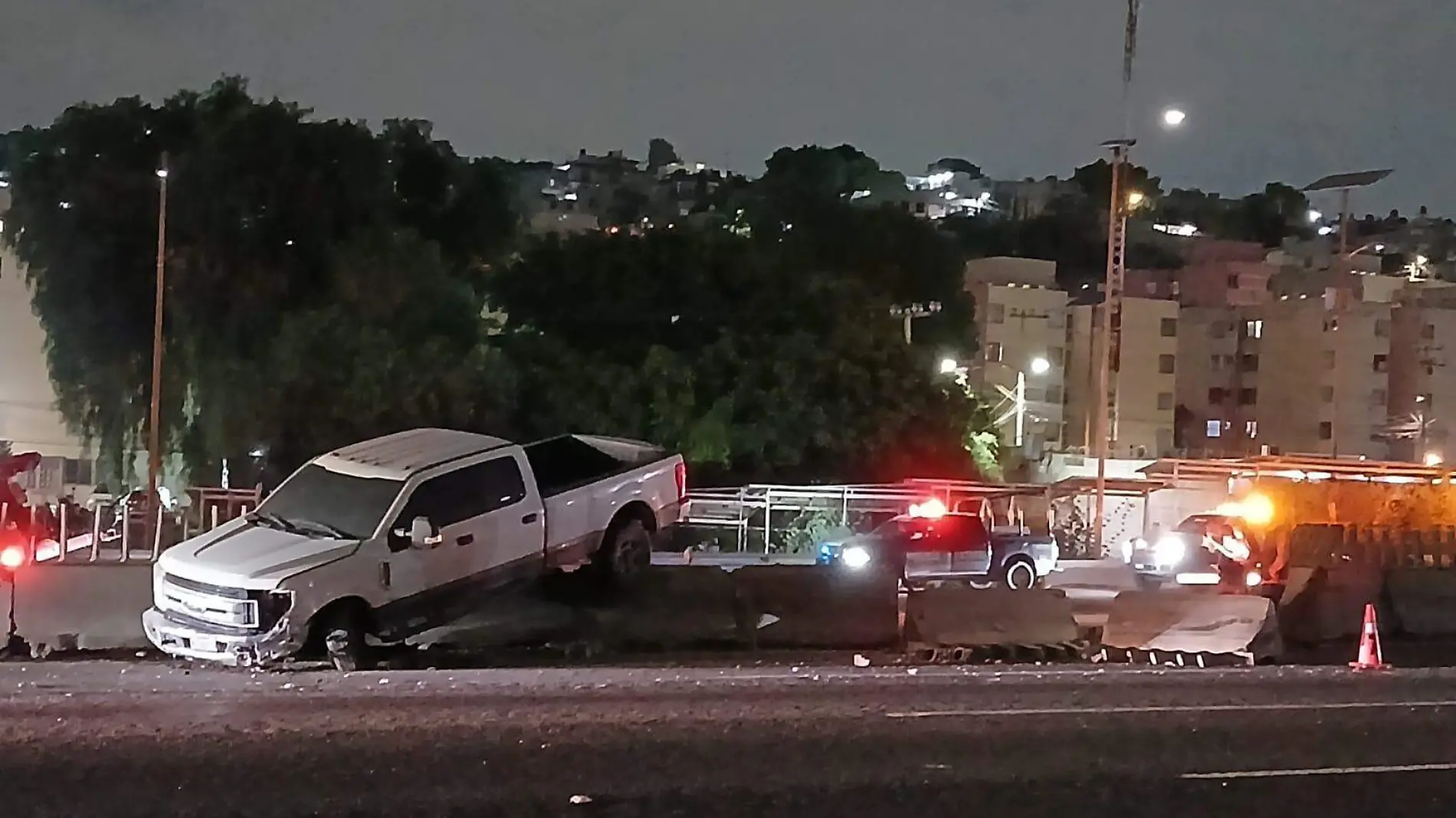 ¡Choque aparatoso! Camioneta se estrella en muro de contención, en la México-Pachuca-INT4