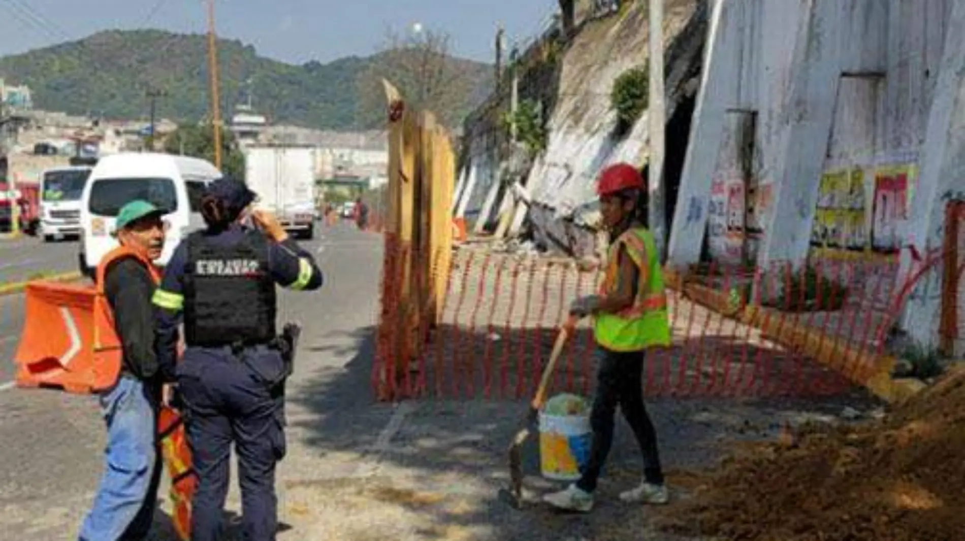 Colapsa barda durante trabajos de Protección Civil en Tlalnepantla; evacuan a vecinos