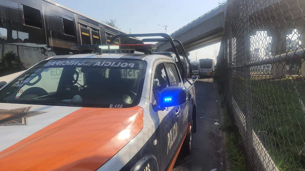 ¡Movilidad rebasada! Motos, pipas y hasta patrullas invaden el carril del Mexibús -INT2