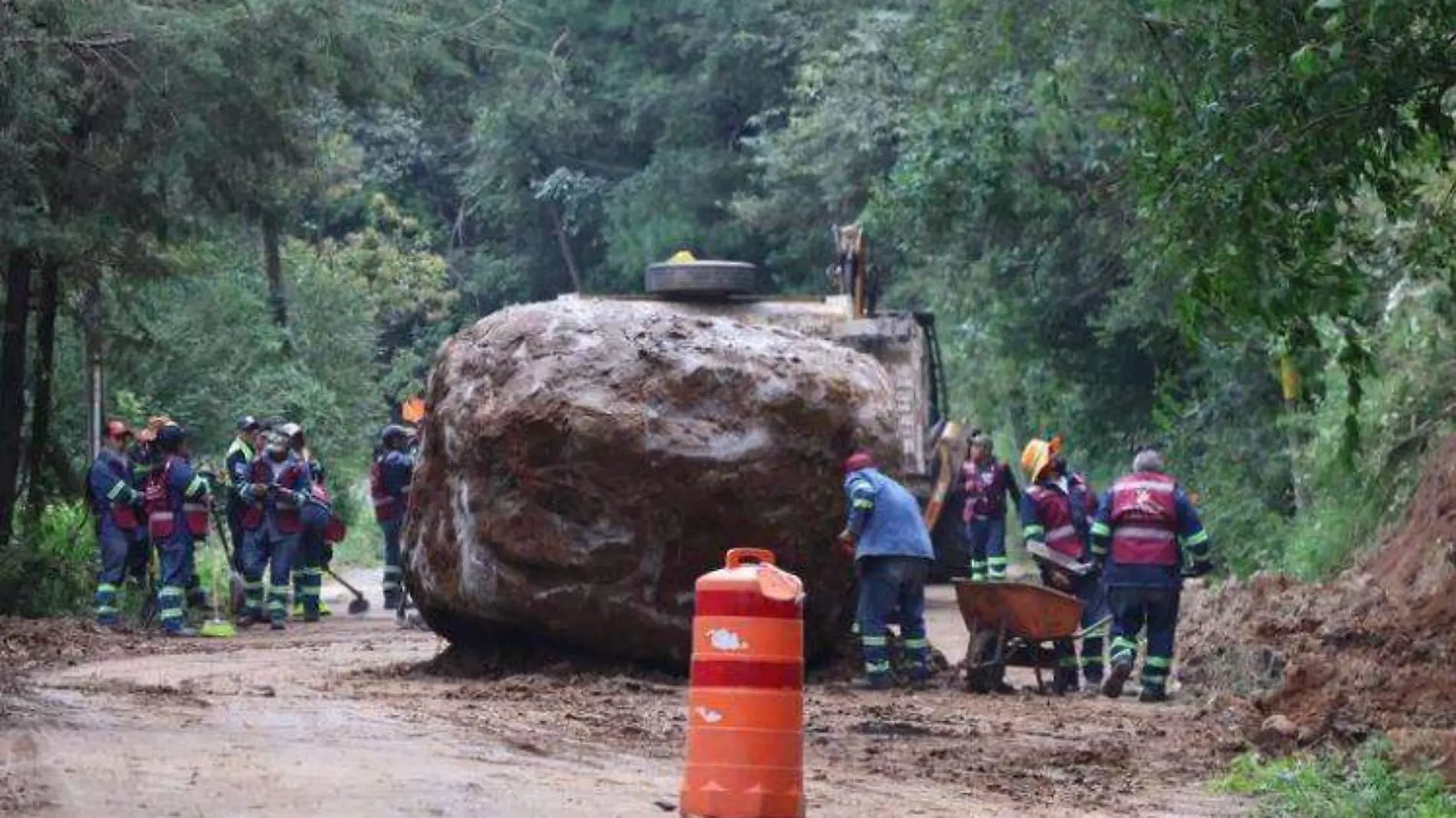 Nuevo derrumbe afecta circulación en la autopista Tlazala-Jilotzingo-int2