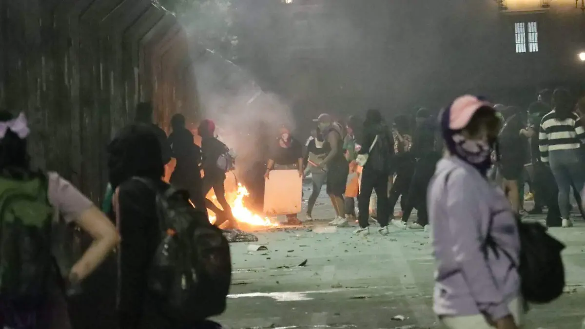 8M: Bloque Negro causa destrozos, pintas y quemas durante la marcha; se enfrentan a Ateneas-INT3
