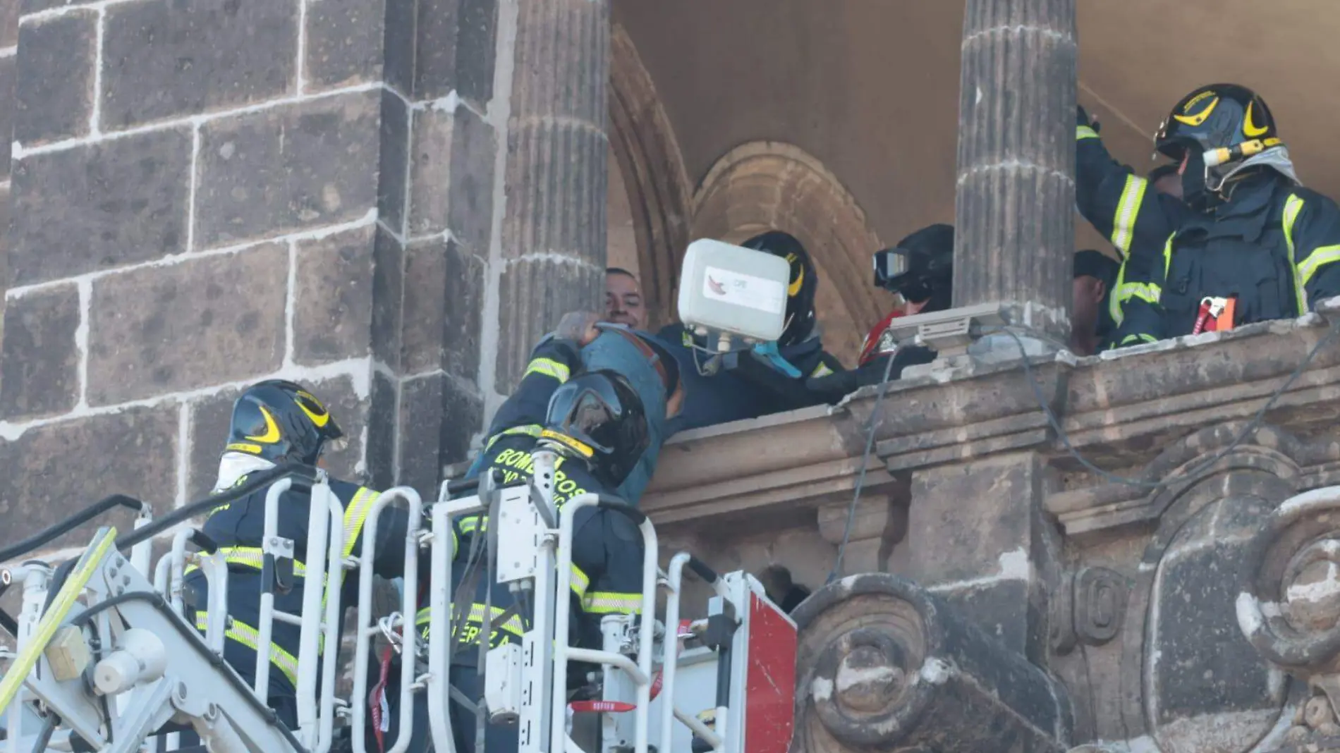 Rescatan a sujeto que amenazaba con lanzarse desde edificio en el Zócalo-INT2