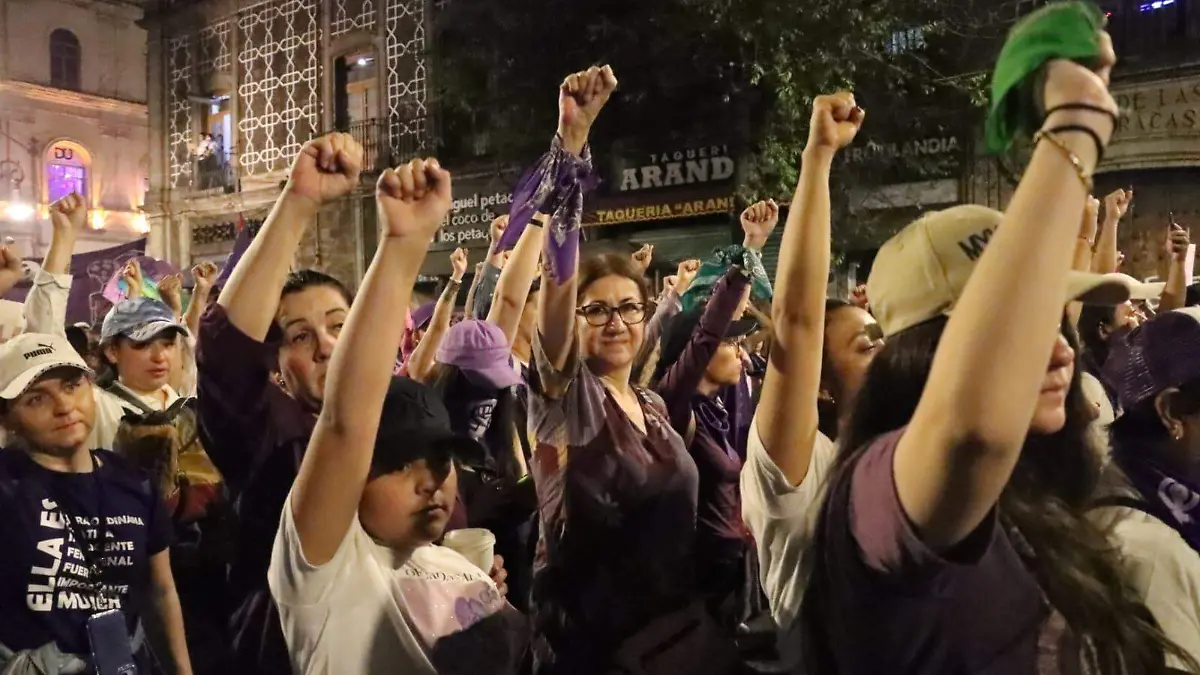 8M: Bloque Negro causa destrozos, pintas y quemas durante la marcha; se enfrentan a Ateneas-INT5