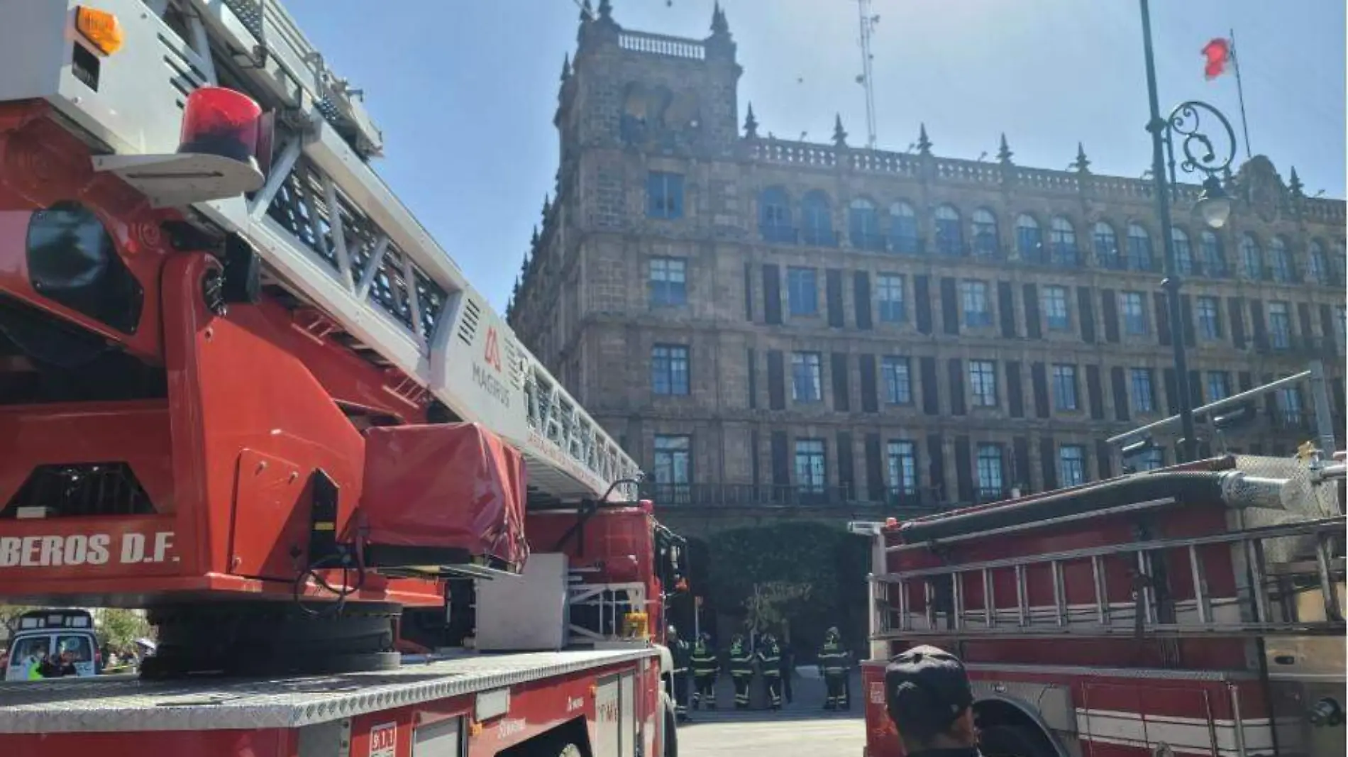 Rescatan a sujeto que amenazaba con lanzarse desde edificio en el Zócalo-INT5