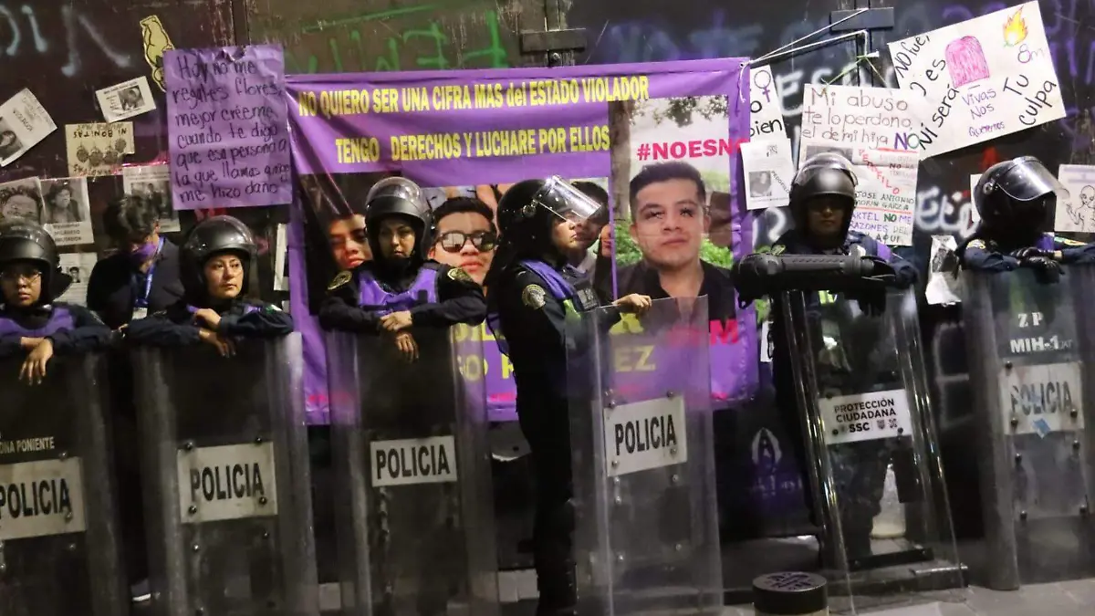 8M: Bloque Negro causa destrozos, pintas y quemas durante la marcha; se enfrentan a Ateneas-INT7