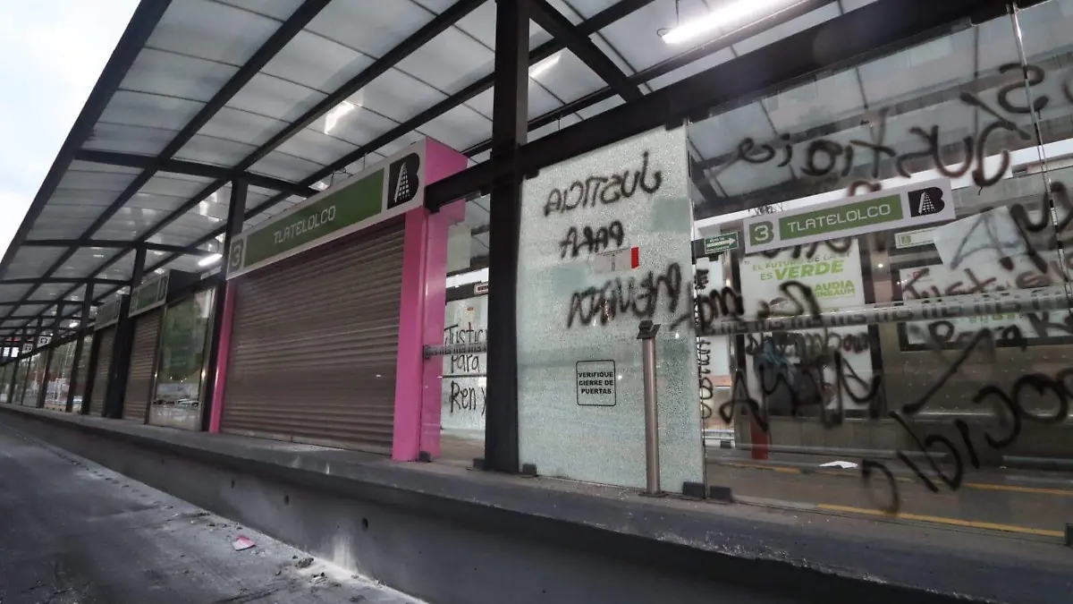Justicia para Maya y Renata feministas bloquean Eje 2 Norte y Guerrero (1)