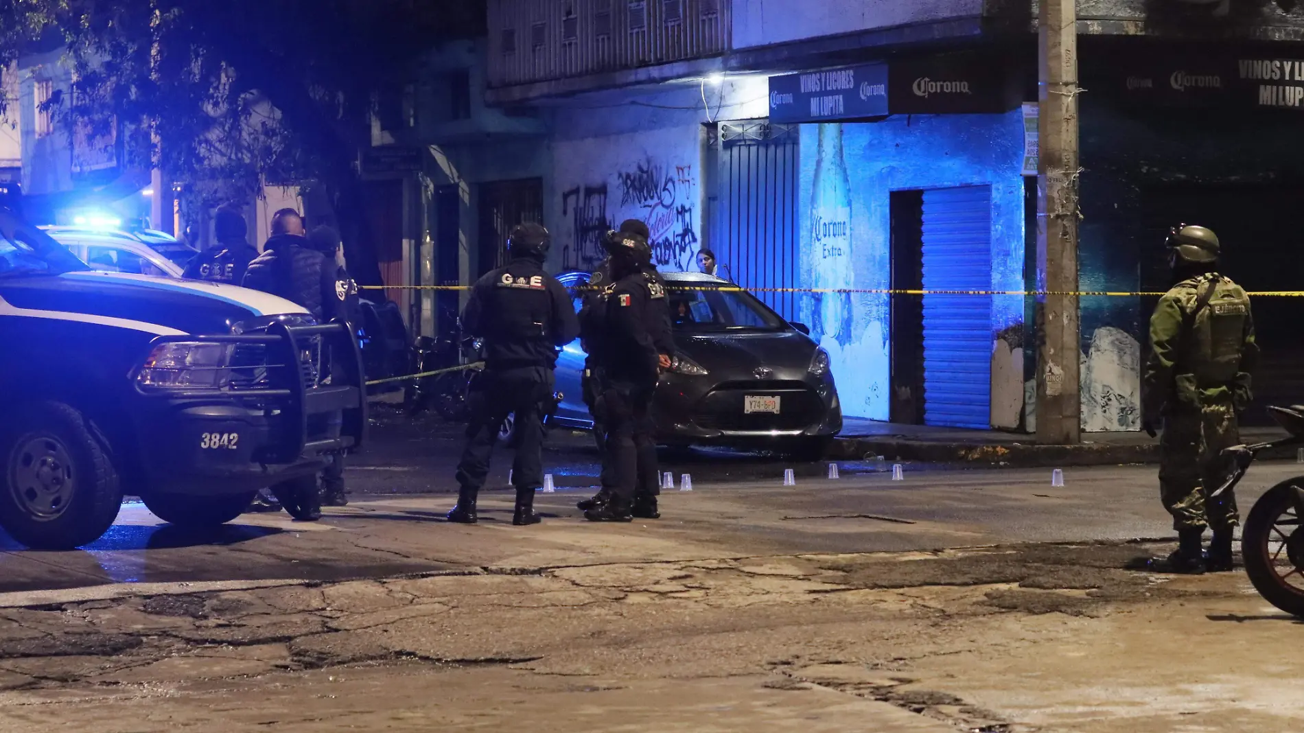 ¡Riña mortal! Asesinan en chelería de Naucalpan a un sujeto y dos más quedan heridos-INT5