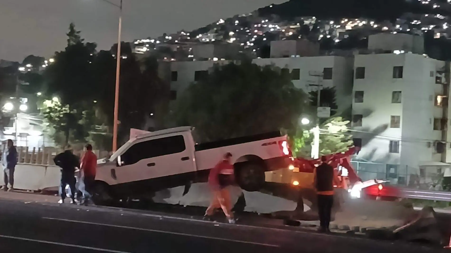 ¡Choque aparatoso! Camioneta se estrella en muro de contención, en la México-Pachuca-INT3