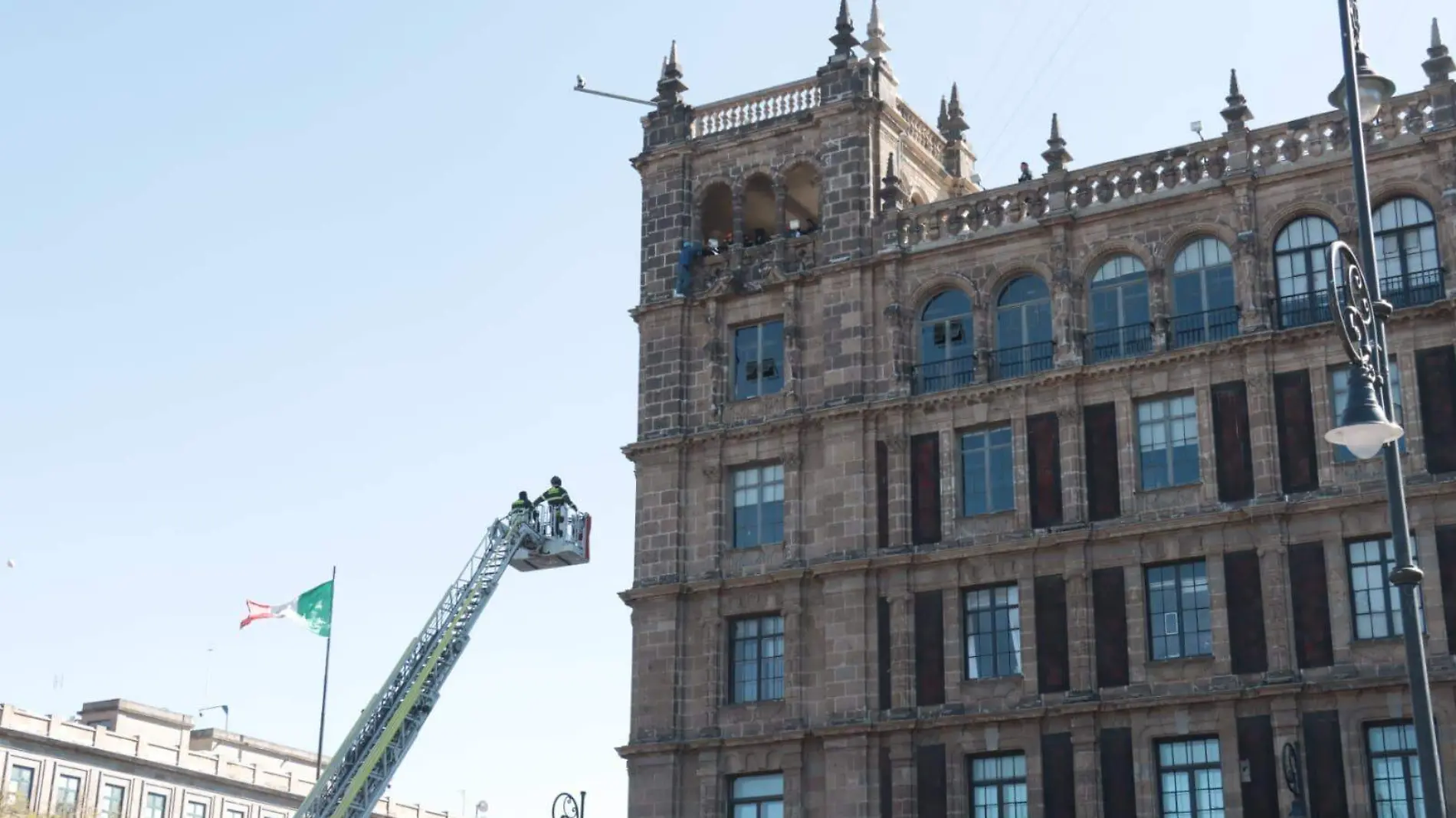 Rescatan a sujeto que amenazaba con lanzarse desde edificio en el Zócalo-INT4