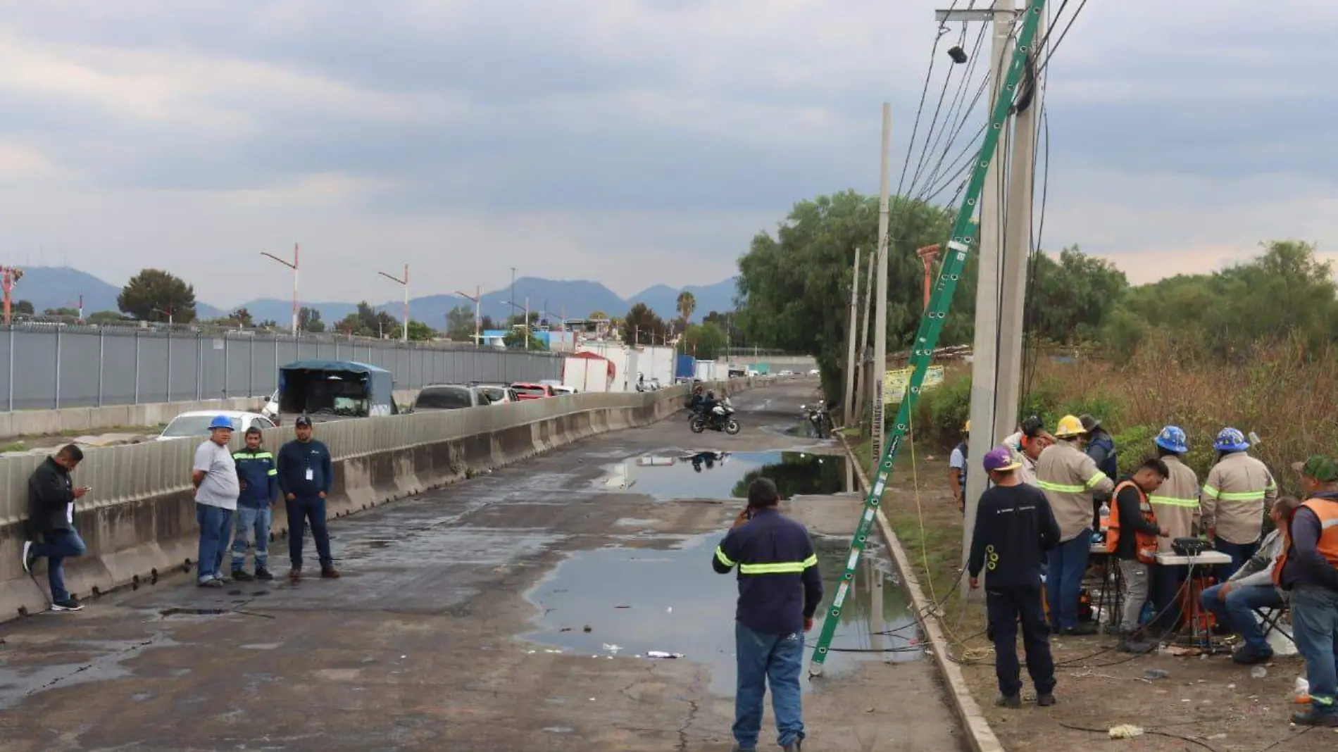 Se incendia vehículo con combustible detrás del AICM-int5