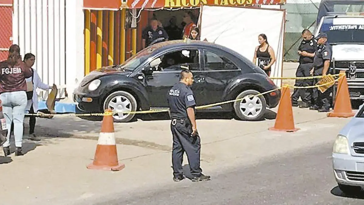 muerto-lote-de-autos