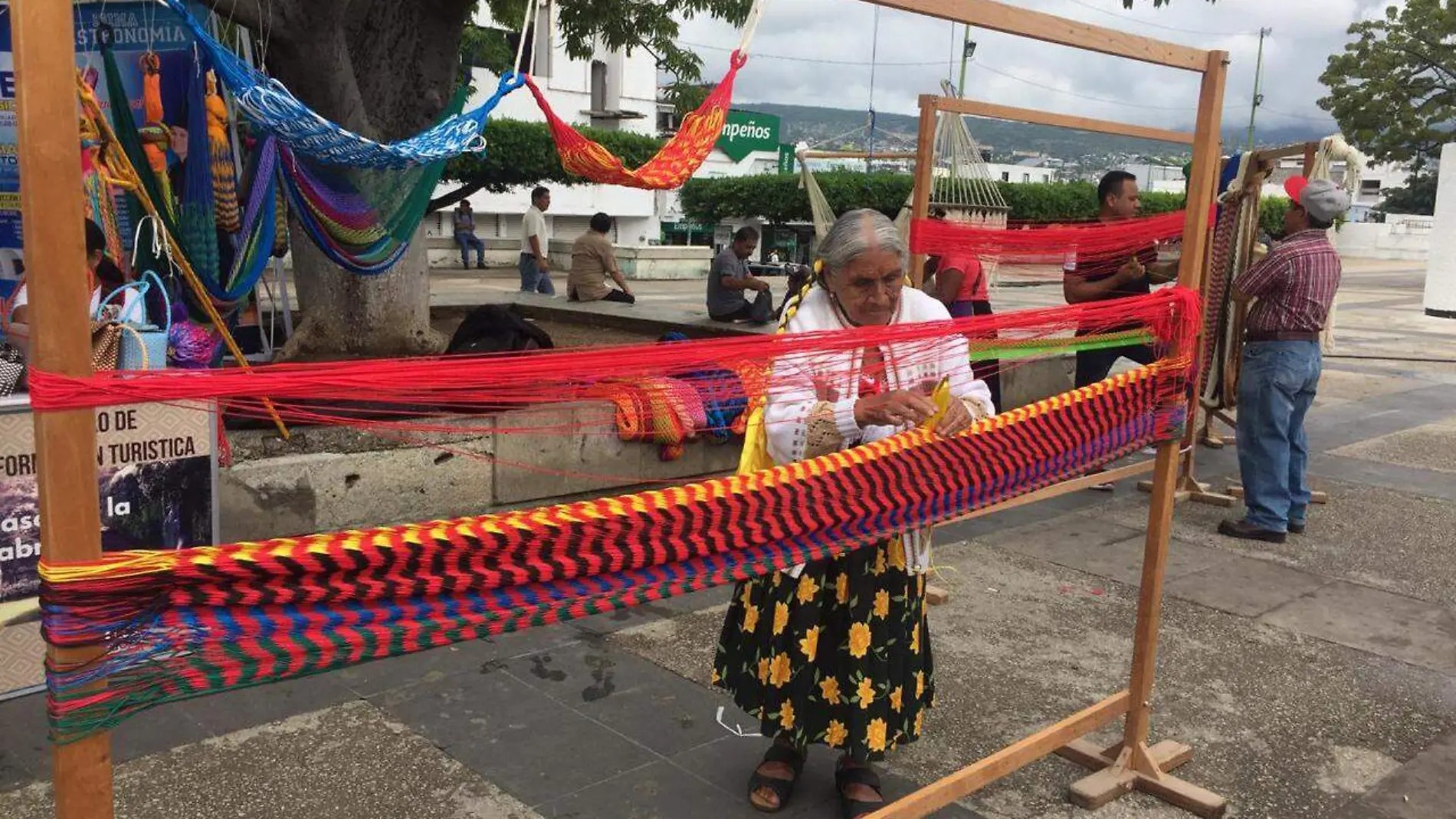 a-su-85-años-teje-hamacas-en-chiapas