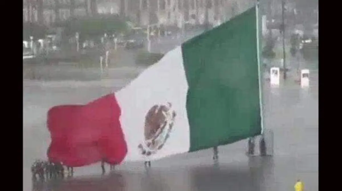 bandera-zócalo-lluvia