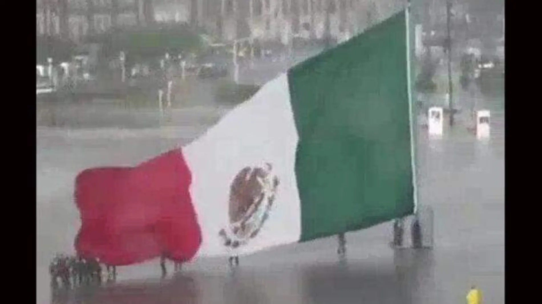 bandera-zócalo-lluvia