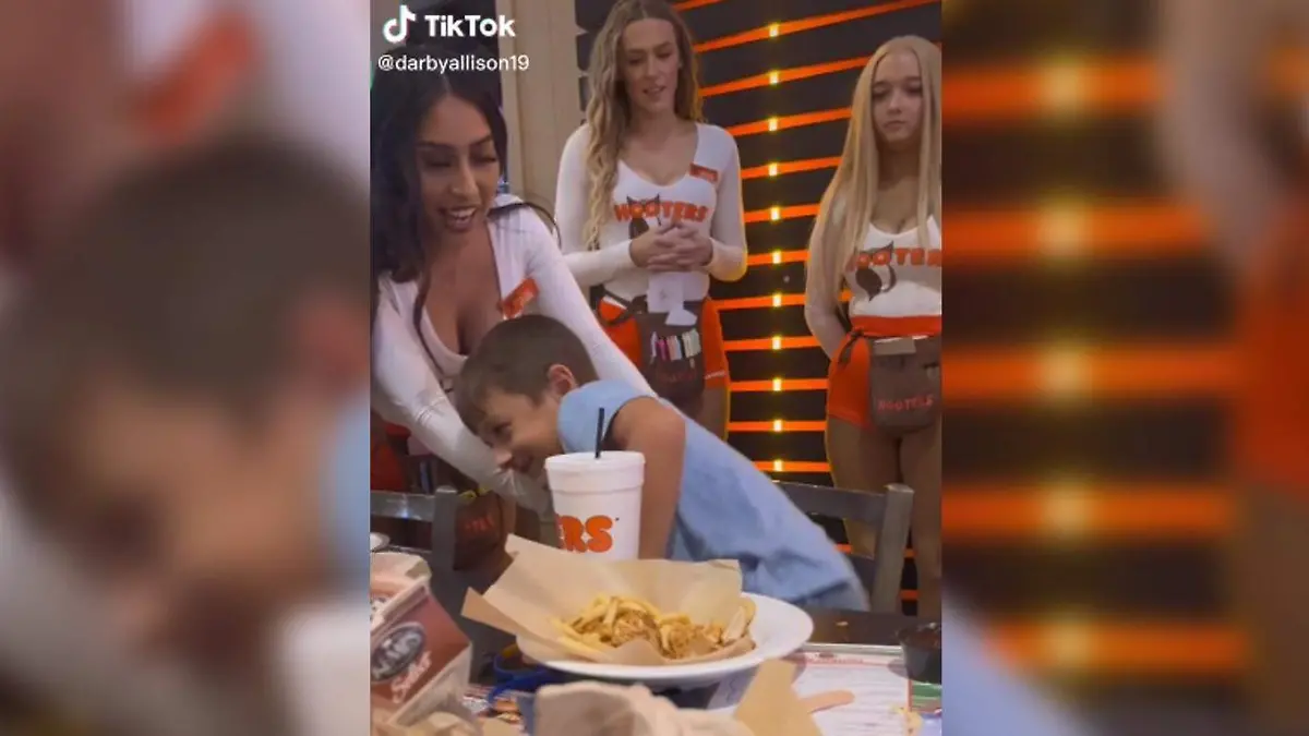 cumpleaños hooters TIKTOK darbyallison19
