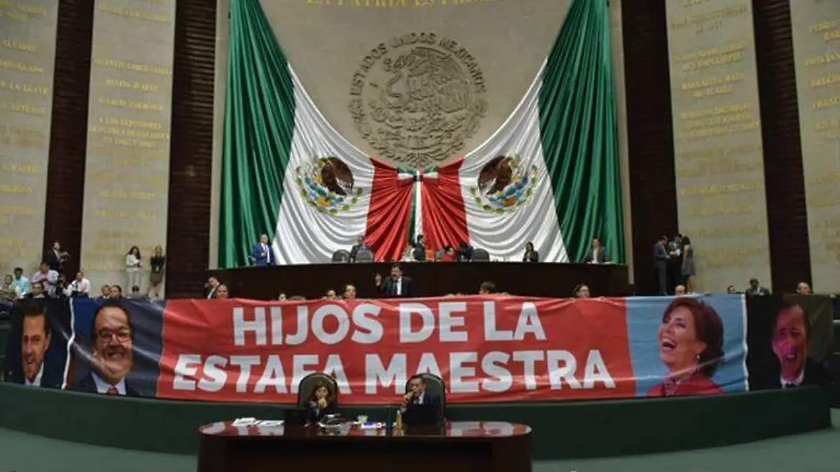 Diputados_Manta_Contra_PRI-2