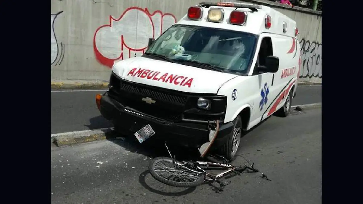 Ambulancia-arrolla